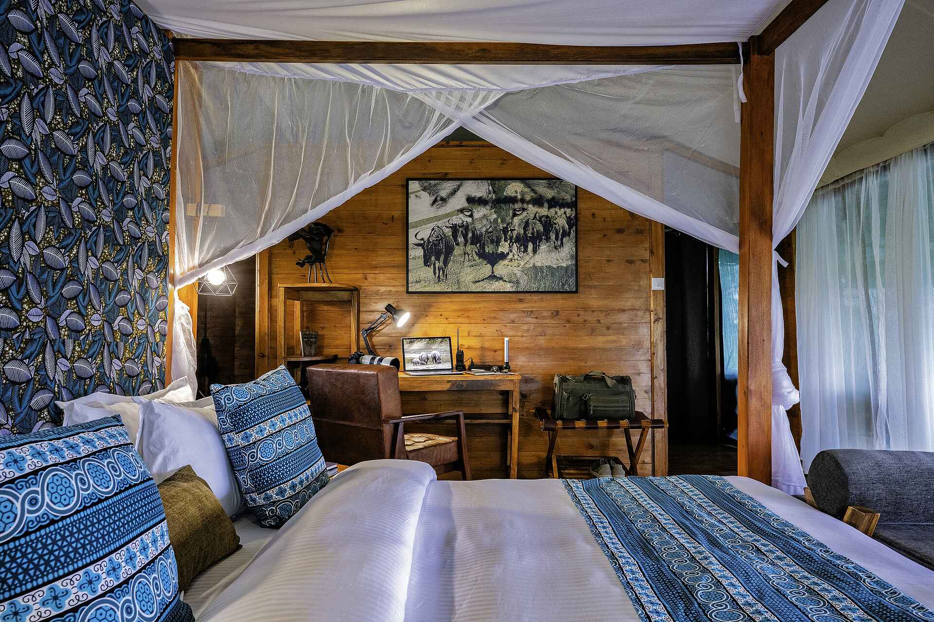 Kaskaz Mara Camp: Bett und Schreibtisch