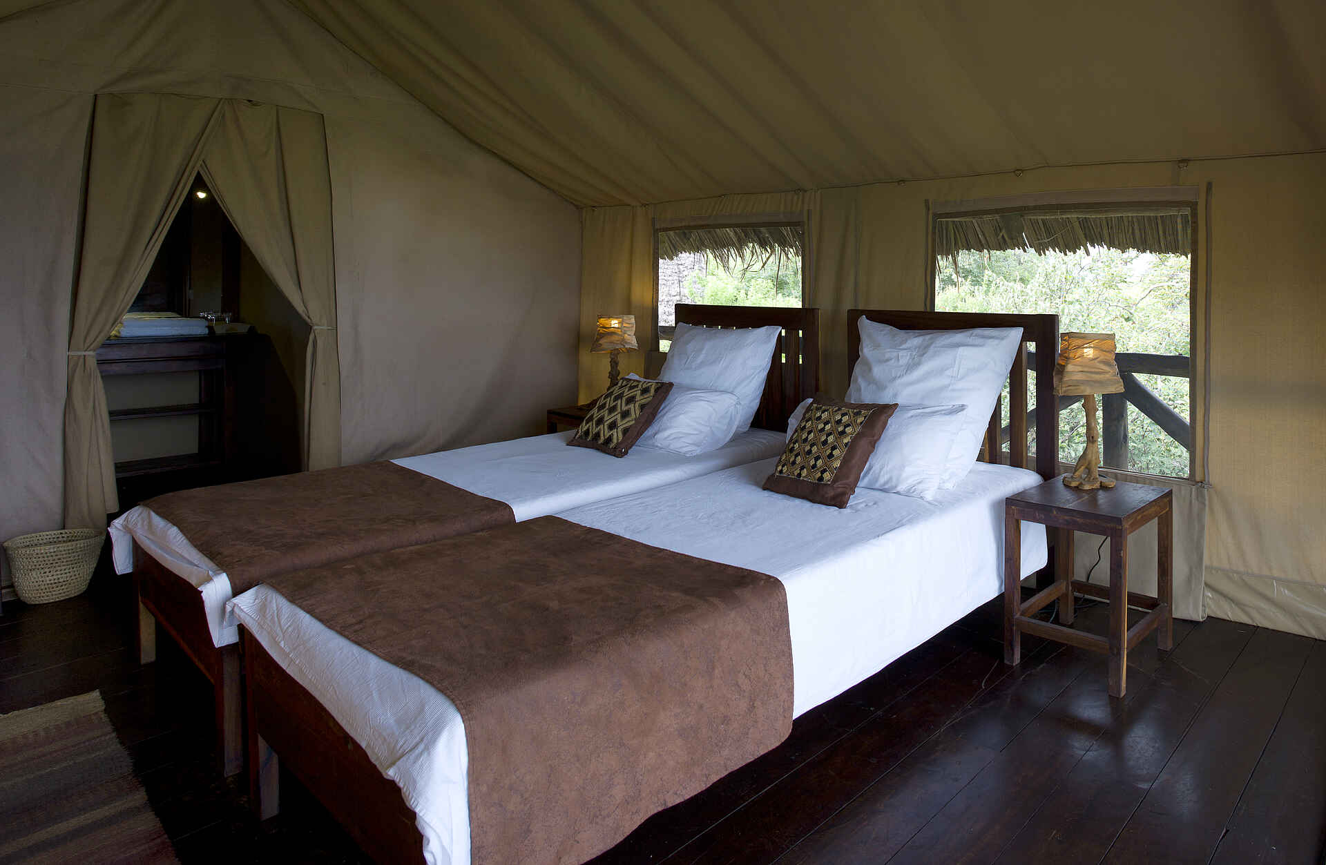 Maweninga Camp: Doppelbett und Zugang zum Bad Maweninga Camp, Tanganyika Expeditions, Tarangire National Park, Doppelbett, Gästebad, Gästechalet, Afrikarma, Afrikarma Safaris, Afrikarma Safaris - Wildnis. Hautnah., Afrikarma.de