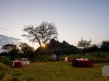 Mbuzi Mawe Serena Camp: Sundowner Mbuzi Mawe Serena Camp: Sundowner