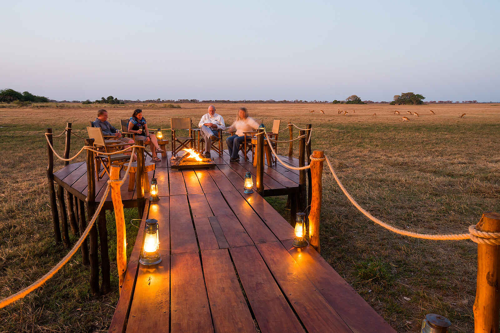 Mukambi Busanga Plains Camp: abendlicher Treffpunkt Mukambi Busanga Plains Camp: abendlicher Treffpunkt