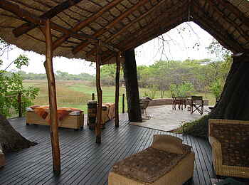 Nanzhila Plains Safari Camp: Deck und Feuerplatz Nanzhila Plains Safari Camp: Deck und Feuerplatz
