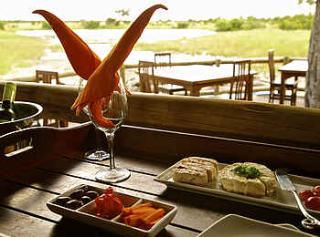 Nehimba Lodge: Essen mit Ausblick auf das Wasserloch Nehimba Lodge: Essen mit Ausblick auf das Wasserloch