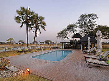 Onguma Bush Camp: Swimming Pool und Palmen