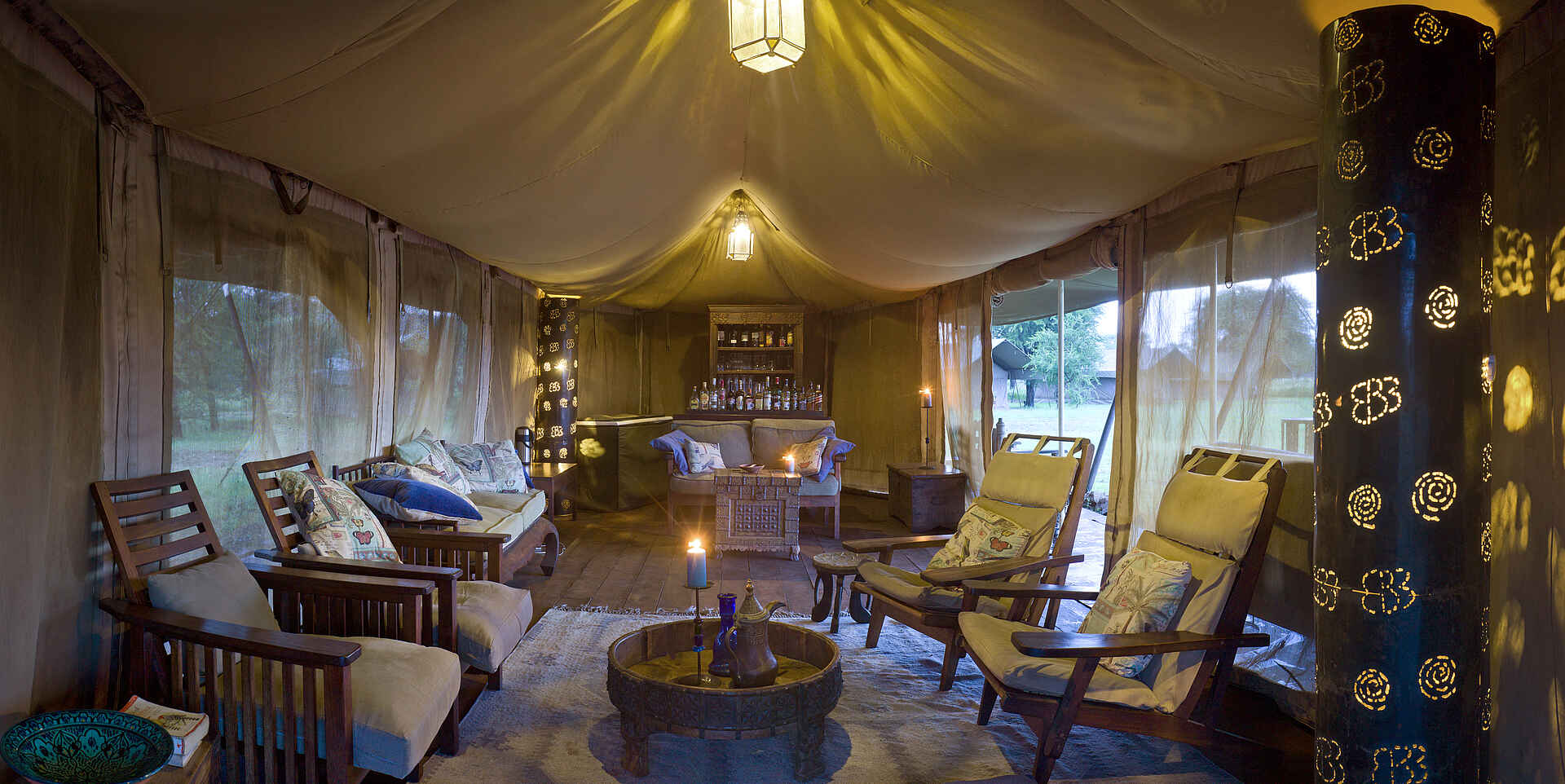 Ronjo Camp: Beleuchtetes Loungezelt Ronjo Camp, Serengeti, Tanganyika Expeditions, Lounge, Loungezelt, Afrikarma, Afrikarma Safaris, Afrikarma Safaris - Wildnis. Hautnah., Afrikarma.de