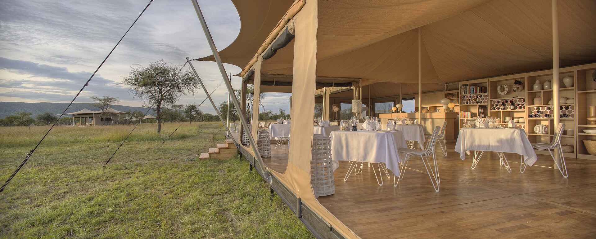 Roving Bushtops Camp: Essbereich bushtops camps, roving bushtops camp, serengeti nationalpark, tansania, essbereich, afrikarma, afrikarma safaris, afrikarma safaris - wildnis. hautnah., afrikarma.de