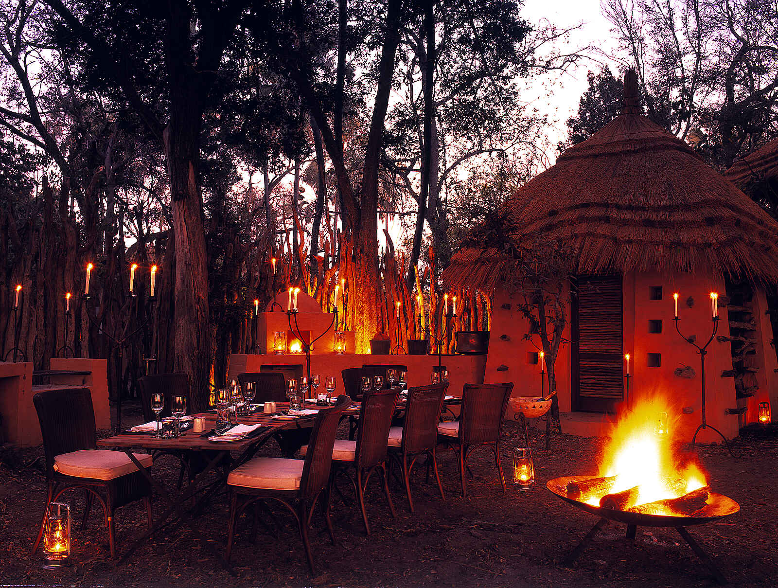 Sandibe Okavango Safari Lodge: Die Boma am Abend Sandibe Okavango Safari Lodge: Die Boma am Abend