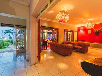 2 Friends Beach Hotel: Lobby