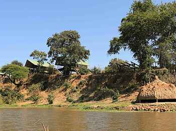 Kavinga Safari Camp: Blick auf Hide und Gästezelte Kavinga Safari Camp: Blick auf Hide und Gästezelte