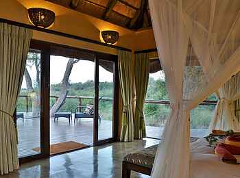 Motswiri Private Safari Lodge: Blick vom Schlafzimmer auf die Terrasse der Bush Villa Motswiri Private Safari Lodge: Blick vom Schlafzimmer auf die Terrasse der Bush Villa