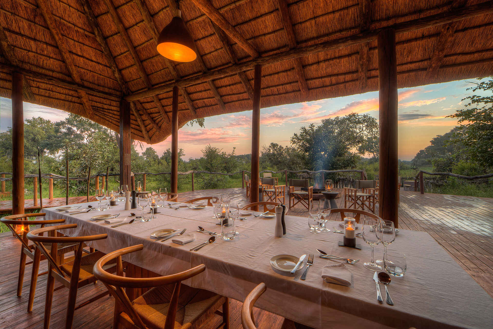 Afrikarma, Afrikarma Safaris, Afrikarma Safaris. Wildnis. Hautnah., Afrikarma.de, Besteck, Essbereich, Feuer, Feuerstelle, Lagerfeuer, Lampe, Stühle, Tisch, Weingläser