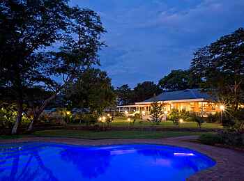 Pioneers Victoria Falls: Garten und Pool bei Nacht Pioneers Victoria Falls: Garten und Pool bei Nacht