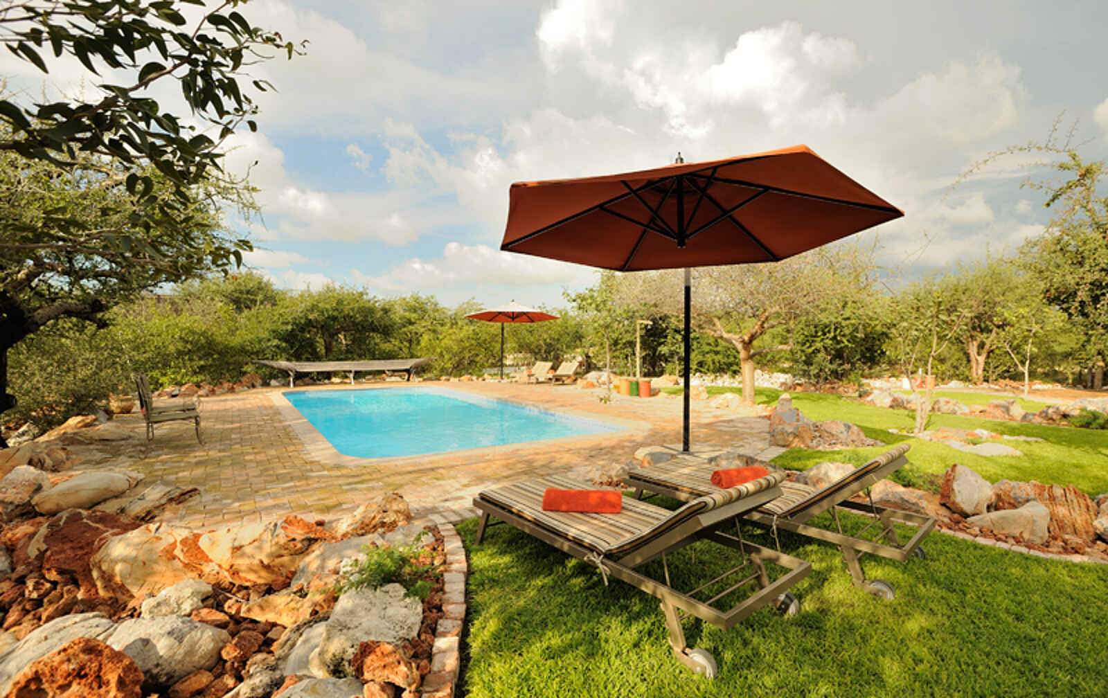 Taleni Etosha Village: Liegen am Pool im Grünen Taleni Etosha Village: Liegen am Pool im Grünen