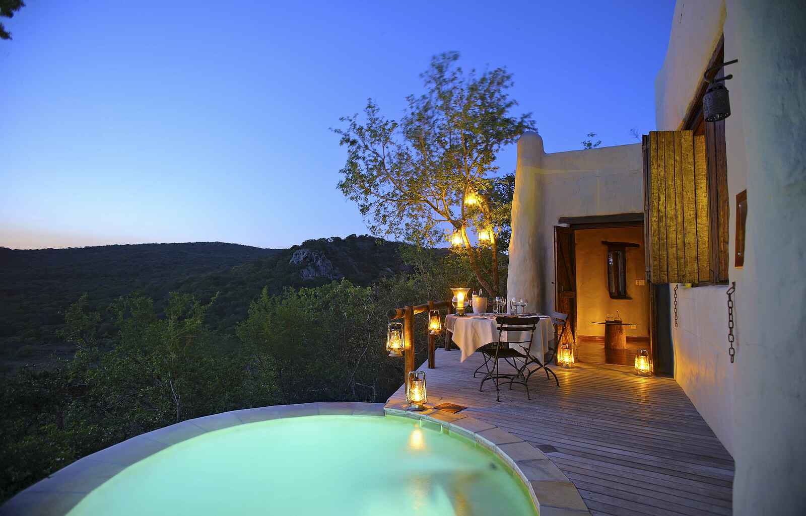 &Beyond Phinda Rock Lodge: Pool und Terrasse am Abend &Beyond Phinda Rock Lodge: Pool und Terrasse am Abend