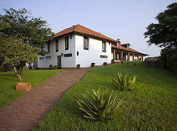 Bashay Rift Lodge: Haupthaus den Hang hinauf gesehen Bashay Rift Lodge: Haupthaus den Hang hinauf gesehen