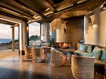 GweGwe Beach Lodge: Kamin Lounge