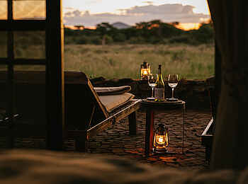 Kambaku Safari Lodge: Veranda am Abend