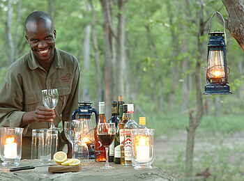 Macatoo Camp: Kellner an der Bar