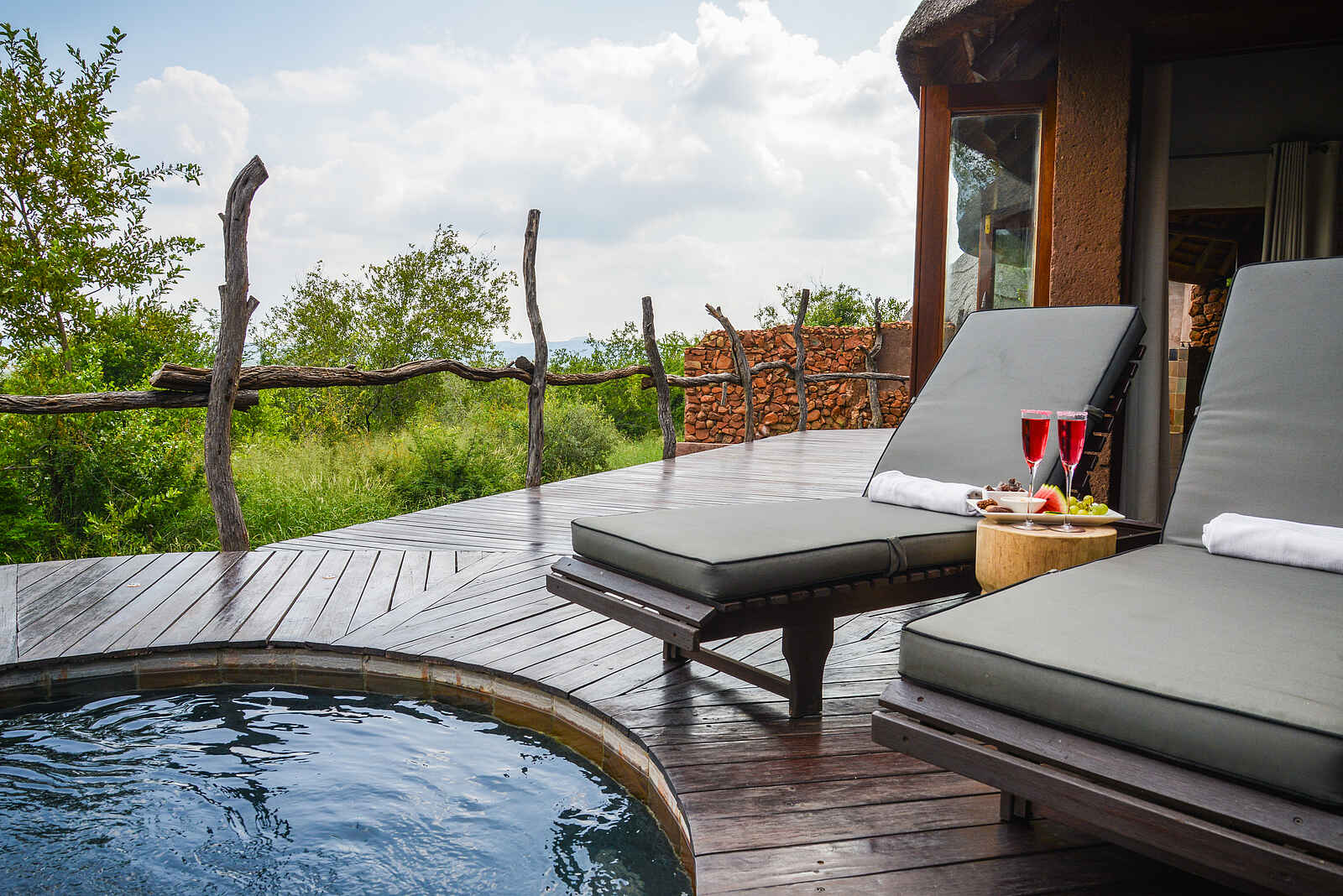 Madikwe Safari Lodge Dithaba: Veranda mit Plunge Pool Madikwe Safari Lodge Dithaba: Veranda mit Plunge Pool