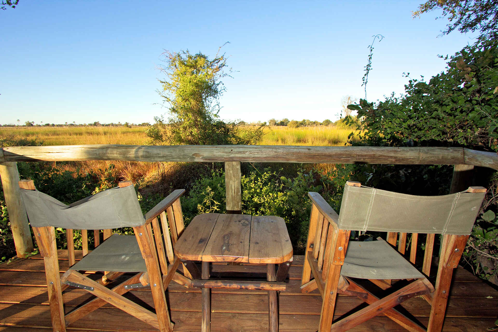 Oddball's Enclave Camp, Footsteps in Africa, Lodges of Botswana, Moremi Game Reserve, NG 27B, Okavango-Delta, Deck, Gästezelt, Regiesessel, Veranda, Afrikarma, Afrikarma Safaris, Afrikarma Safaris - Wildnis. Hautnah., Afrikarma.de