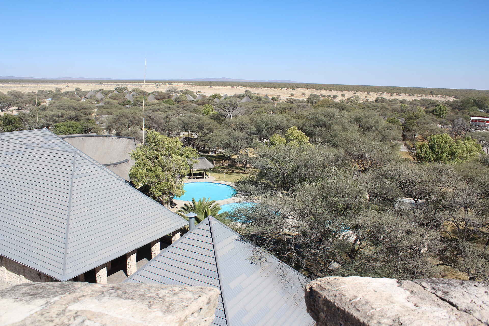 Etosha, Etosha National Park, Etoshapfanne, Okaukuejo, Salzpfanne, Hauptgebäude, Landschaft, Luftbild, Turm, afrikarma, afrikarma Safaris, afrikarma.de