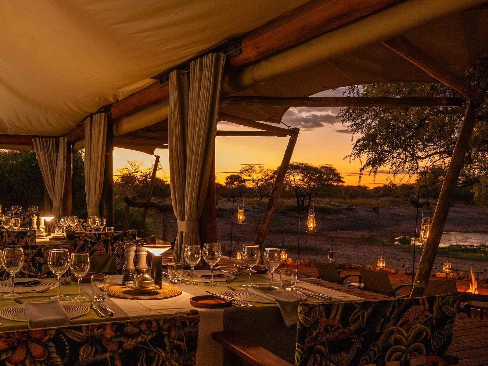 Onguma Tented Camp: Abendstimmung im Restaurant Onguma Tented Camp: Abendstimmung im Restaurant