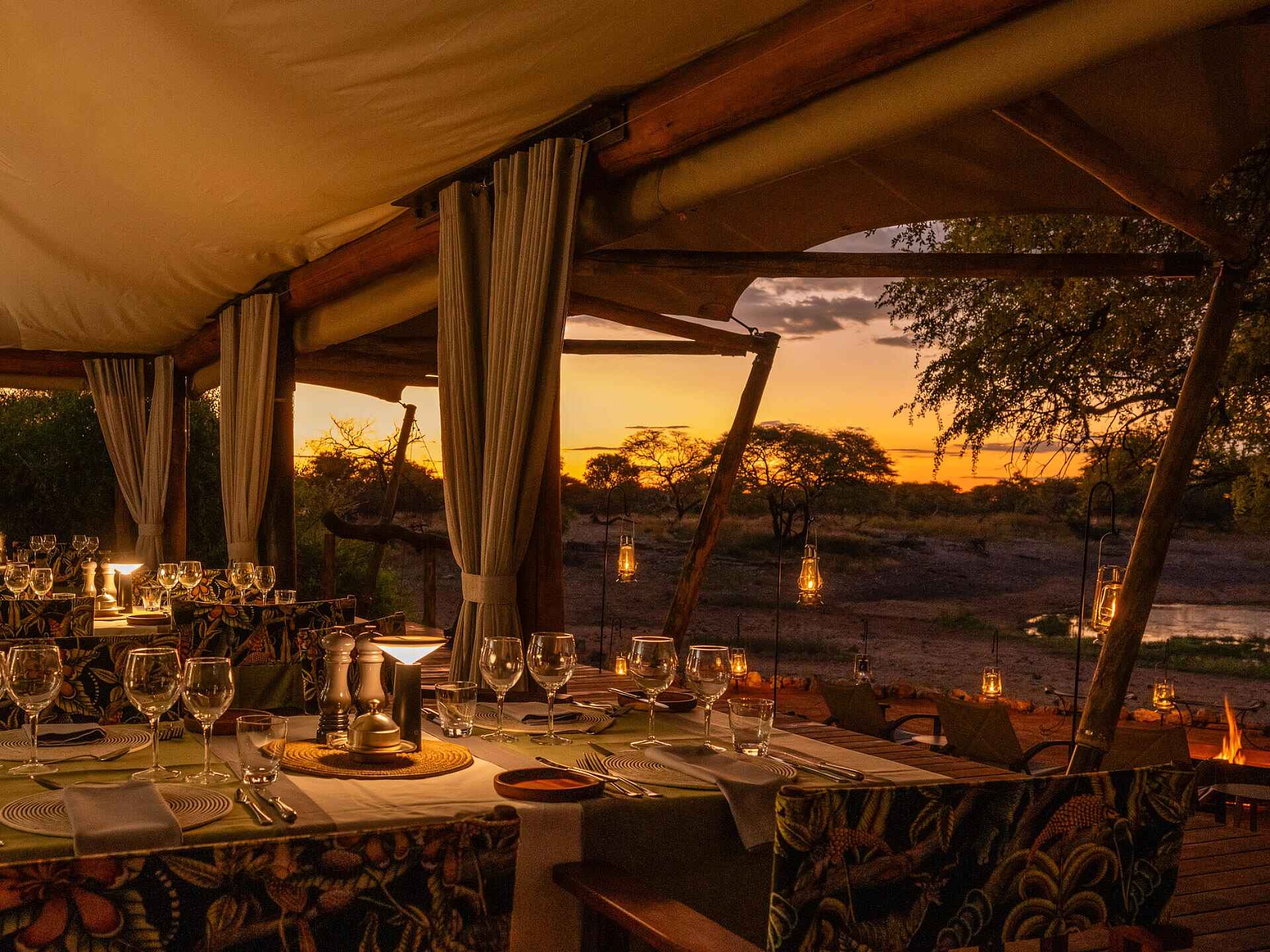 Onguma Tented Camp: Abendstimmung im Restaurant