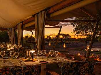 Onguma Tented Camp: Abendstimmung im Restaurant