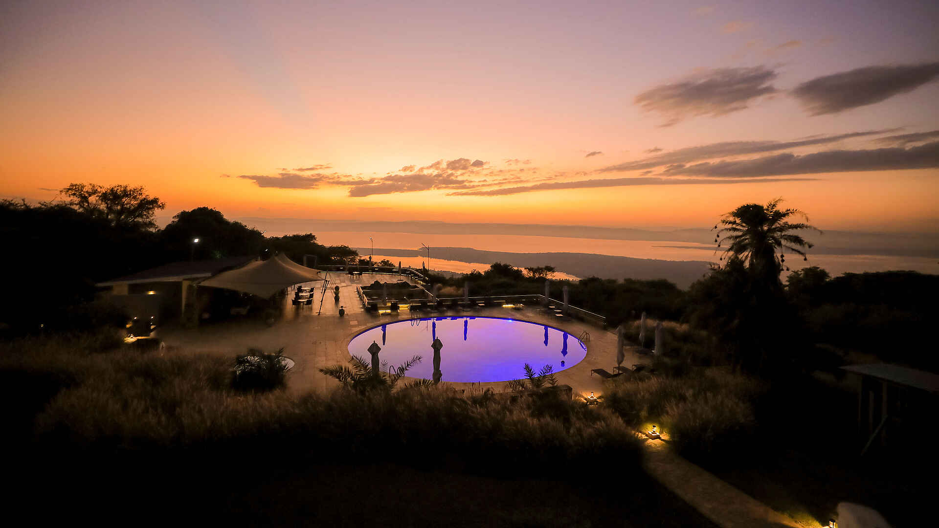 Salt of Akagera Lodge: Sonnenuntergang über dem Swimmingpool Salt of Akagera Lodge: Sonnenuntergang über dem Swimmingpool
