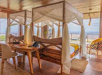 Soroi Lions Bluff Lodge: Schreibtisch und Betten