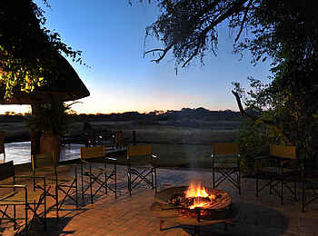 The Hide: Feuer vor der Lodge The Hide: Feuer vor der Lodge