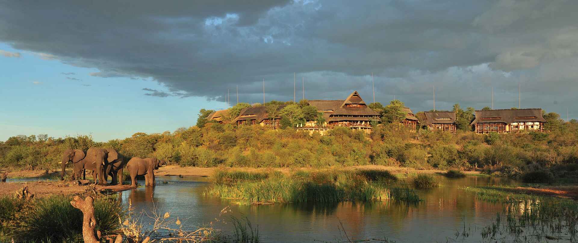 Hochebene, Luxus, Luxusresort, Plateau, Sambesi Nationalpark, Simbabwe, Victoria Falls, Victoria Falls Safari Lodge, Wasserfälle, Wasserloch, Waterhole, Zambezi National Park, Zimbabwe, Sambesi, Zambezi River, Panorama, Wildnis, Wildtiere, Wildtierfütterung, afrikarma, afrikarma.de, Africa Albida Tourism Collection, Afrikarma Safaris - Wildnis. Hautnah.