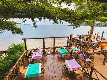 2 Friends Beach Hotel: Seeblick