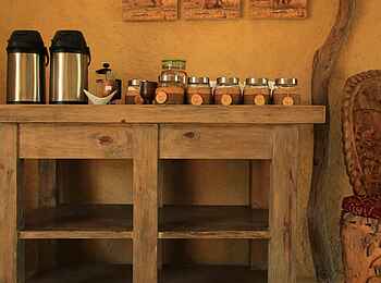 Kavinga Safari Camp: Kaffee auf der Anrichte Kavinga Safari Camp: Kaffee auf der Anrichte