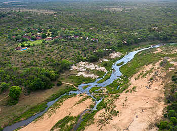 Kirkman's Kamp Lodge: Luftaufnahme Fluss und Lodge