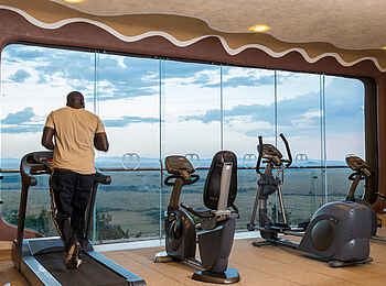 Mara Serena Safari Lodge: Fitnessraum mit Blick in die Serengeti Mara Serena Safari Lodge: Fitnessraum mit Blick in die Serengeti