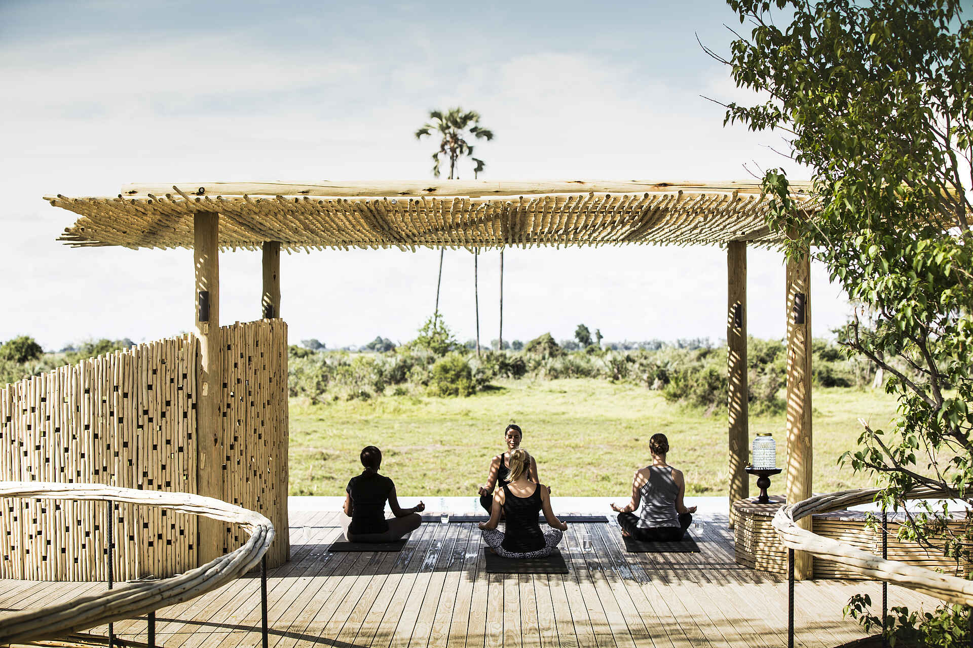 Big Five, Botswana, Luxus, Mombo Camp, Okavango, Okavango-Delta, Mombo, Holzdeck, Schatten, Wellness, Yoga, Afrikarma, Afrikarma Safaris, afrikarma Safaris - Wildnis. Hautnah., Afrikarma.de