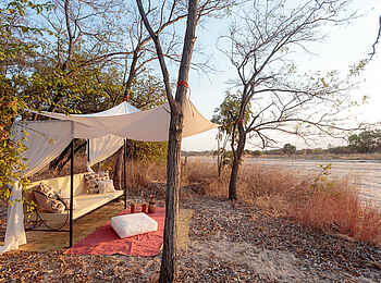 Nkonzi Bush Camp: Sofa mit Baldachin Nkonzi Bush Camp: Sofa mit Baldachin