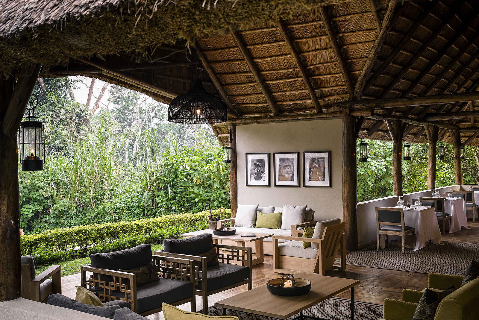 Sanctuary Gorilla Forest Camp: Wohnzimmer und Essraum Sanctuary Gorilla Forest Camp: Wohnzimmer und Essraum