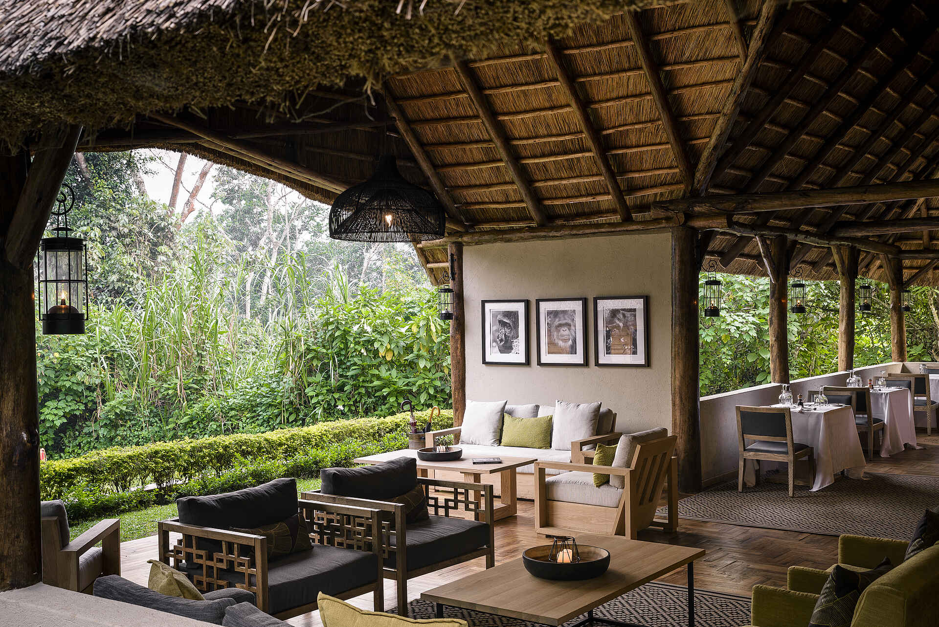 Sanctuary Gorilla Forest Camp: Wohnzimmer und Essraum