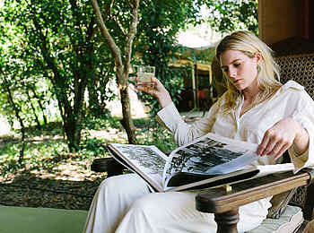 Sentinel Mara Camp: Frau auf Stuhl