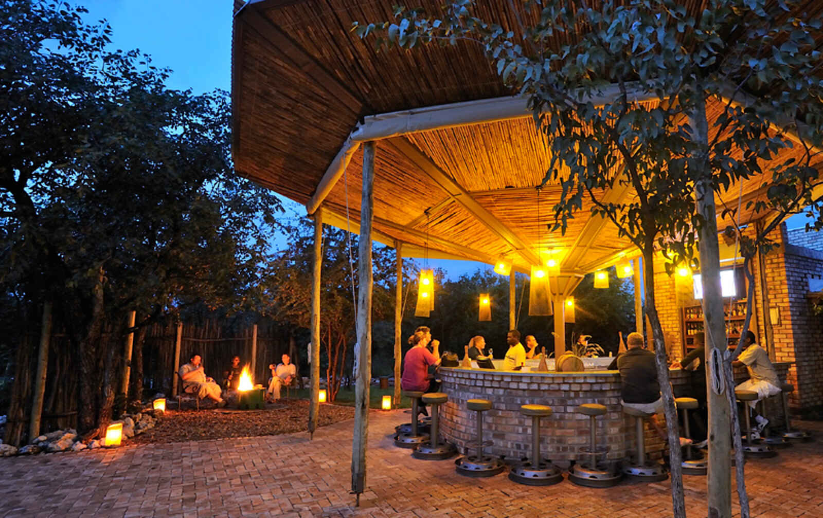Taleni Etosha Village: Die Bar in der Abenddämmerung Taleni Etosha Village: Die Bar in der Abenddämmerung