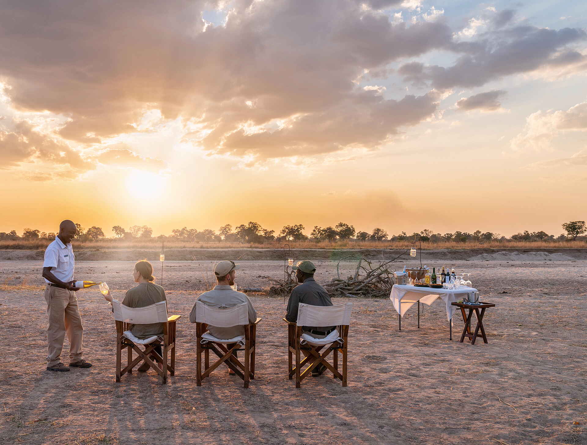 Time + Tide Mchenja: Sundowner im Flussbett Time + Tide Mchenja: Sundowner im Flussbett