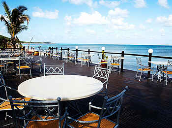 Anantara Bazaruto Island Resort and Spa: Deck am Strand