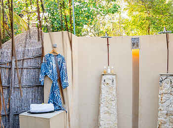 Azura Benguerra Island Retreat: Luxury Beach Villa Außendusche