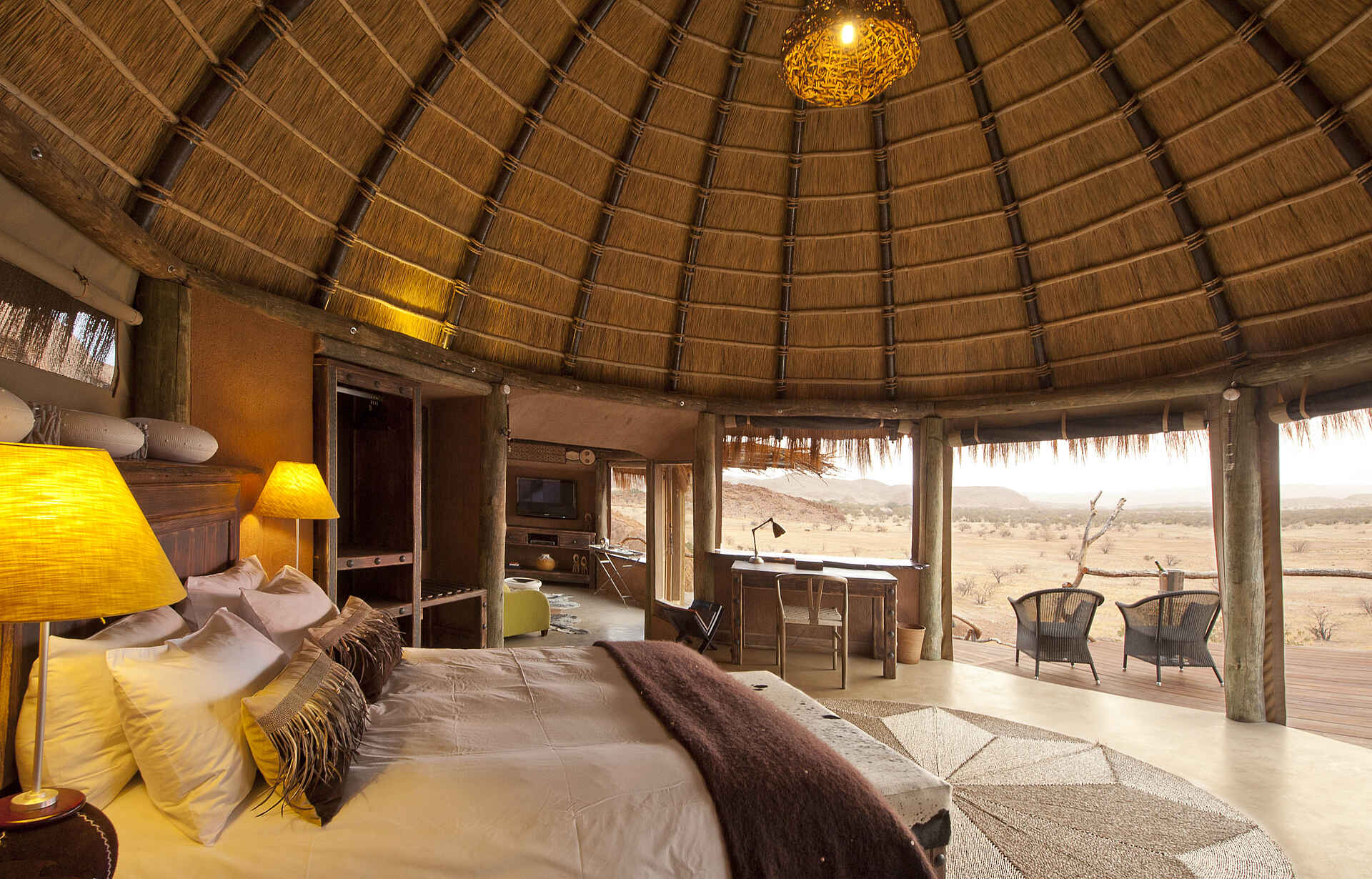 Brandberg, Camp Kipwe, Damaraland, Felsen, Granit, Doppelbett, Gästechalet, Afrikarma, Afrikarma.de, Afrikarma Safaris