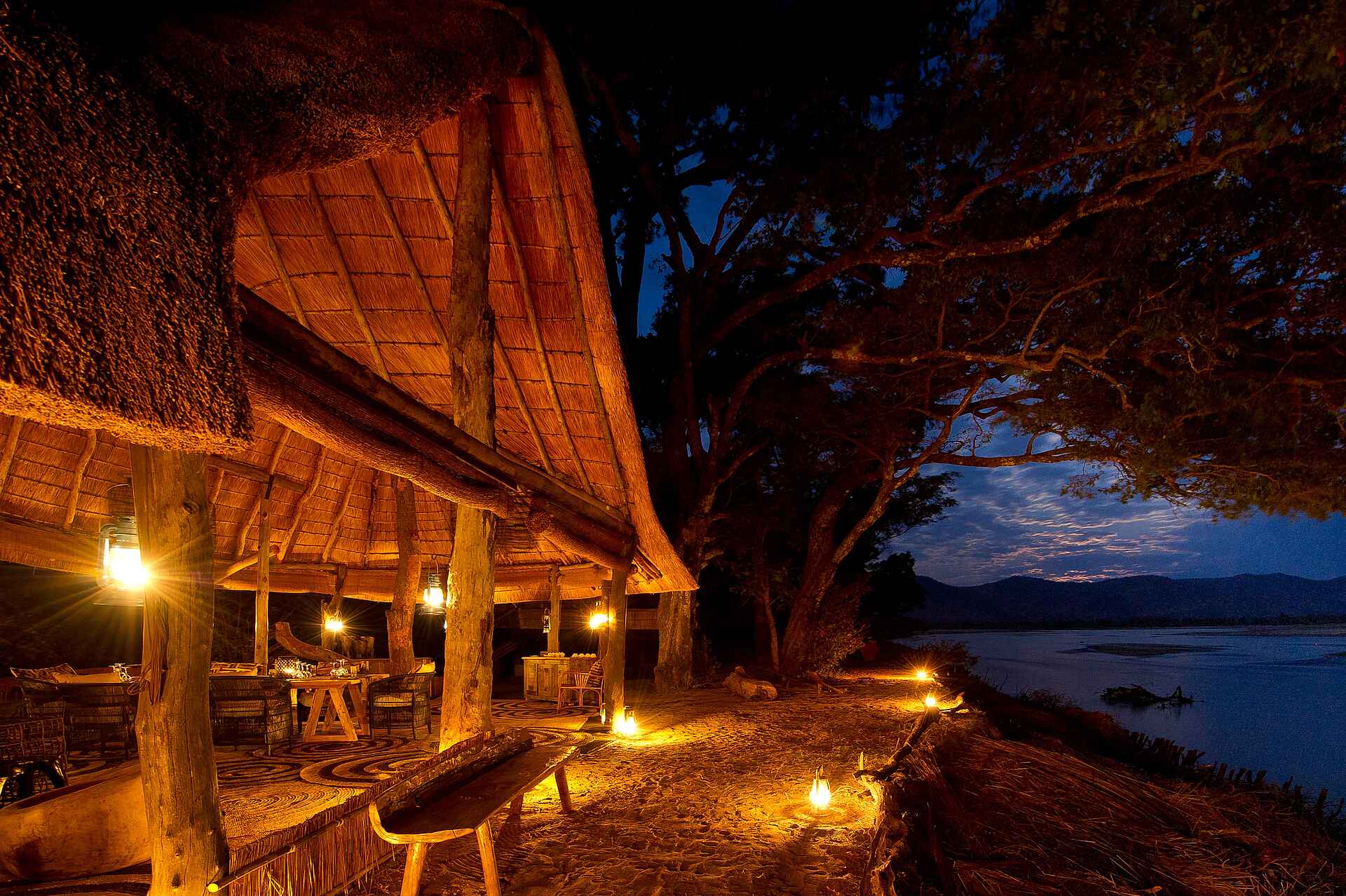 Bushcamp Company, Chamilandu Bushcamp, Game Drive, Lagune, Luangwa River, Luangwa-Tal, South Luangwa National Park, Walking Safari, Abendstimmung, Flussblick, Hauptgebäude, Afrikarma, Afrikarma Safaris, Afrikarma.de, Andy Hogg, Paul Allen