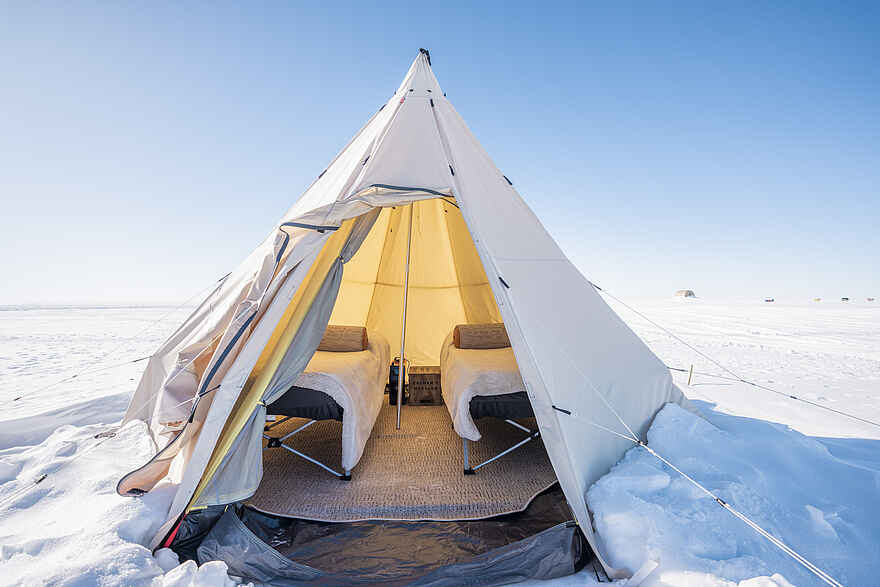 Dixie's Camp: Das Zelt von außen Dixie's Camp: Das Zelt von außen