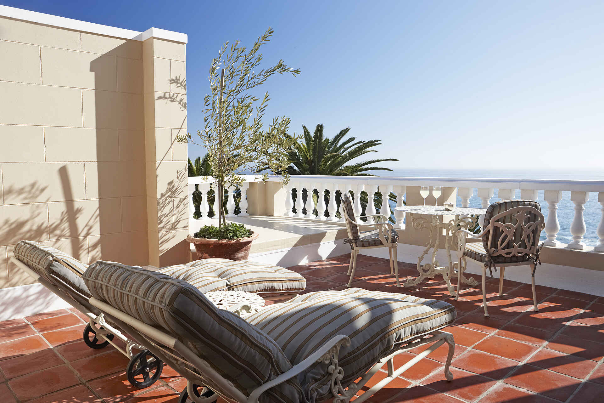 Boutique Hotel, Cape Town, Ellerman House, Gästezimmer, Kapstadt, Deluxe House Room, Balkon, Liegestühle, Terrasse, Afrikarma, Afrikarma Safaris, Afrikarma Safaris - Wildnis. Hautnah., Afrikarma.de