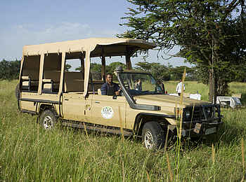 Grumeti Hills Camp: Offenes Geländefahrzeug