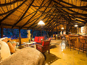 KaingU Safari Lodge: Lounge und Bar